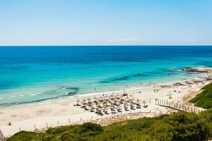 Aussicht auf den Strand des Globales Lord Nelson Hotels mit vielen Sonnenschirmen und Gästen.
