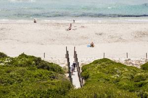 Aussicht auf den Strand des Globales Lord Nelson Hotels mit Menschen und Dünen.