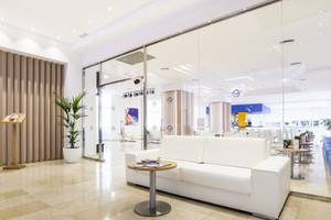 Lobby des Globales Lord Nelson Hotels mit weißem Sofa und Beistelltisch.