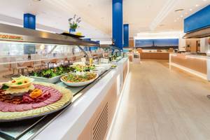 Buffetbereich im Globales Lord Nelson Hotel mit verschiedenen Speisen und hellem Interieur.