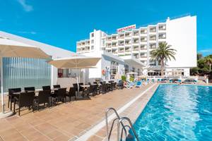 Außenbereich des Globales Lord Nelson Hotels mit Swimmingpool, Sonnenliegen und Tischen.