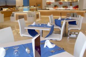 Restaurantbereich des Globales Lord Nelson Hotels mit gedeckten Tischen und Buffet.