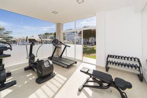 Fitnessbereich im Globales Lord Nelson Hotel mit Laufband und Trainingsgeräten.
