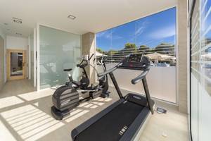 Fitnessbereich im Globales Lord Nelson Hotel mit Blick auf die Außenanlagen.