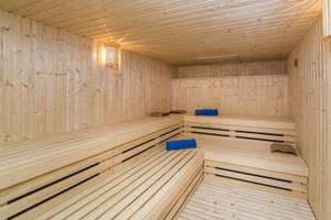 Innenansicht der Sauna im Globales Lord Nelson Hotel mit Holzwänden und Bänken