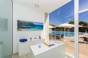 Innenansicht des Globales Lord Nelson Hotels mit Blick auf den Pool und Terrasse.