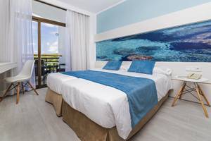 Doppelbett-Zimmer im Globales Lord Nelson Hotel mit Blick auf den Ozean
