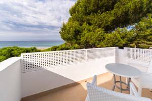 Balkon des Globales Lord Nelson Hotels mit Blick auf das Meer und grünen Bäumen.