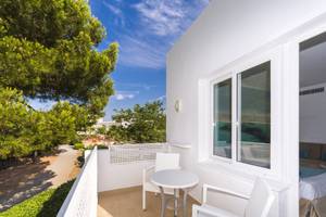Außenbalkon des Globales Lord Nelson Hotels mit Tisch, Stühlen und Blick auf Bäume und Himmel