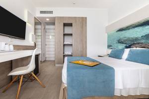 Ein modernes Hotelzimmer im Globales Lord Nelson mit einem Bett, Schreibtisch, Fernseher und einem Panoramafenster.