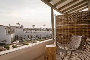 Blick vom Balkon des Lago Resort Menorca Suites del Lago auf die Lobby.
