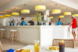 Restaurantbar im Victoria Menorca Hotel mit Gästen, die Speisen und Getränke genießen.