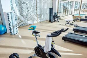 Fitnessstudio im Victoria Menorca Hotel mit Laufband, Fahrrad und Trainingsgeräten.