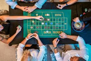 Gäste spielen Roulette im Hotel Victoria Menorca.