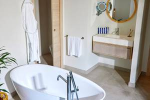 Victoria Menorca Hotel Badezimmer mit Badewanne, Spiegel und Waschbecken