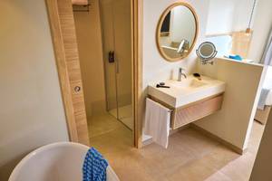 Victoria Menorca Hotel Badezimmer mit Badewanne, Dusche, Waschbecken und Spiegel.