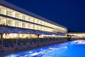 Hotel Seth 55 Santo Tomás bei Nacht mit Pool und Sonnenliegen