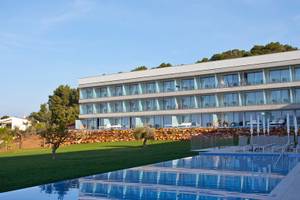 Außenansicht des Seth 55 Santo Tomás Hotels mit Swimmingpool und Sonnenliegen.