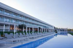 Außenbereich des Seth 55 Santo Tomás Hotels mit Swimmingpool und Liegestühlen.
