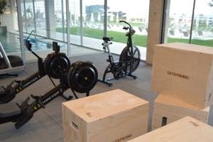Fitnessraum im Seth 55 Santo Tomás Hotel mit Geräten und Holzboxen