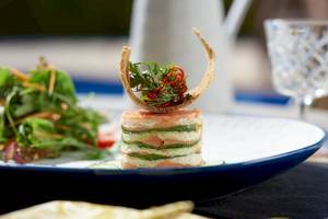 Ein Teller mit Fisch und Salat im Hotel Aldemar Olympian Village.