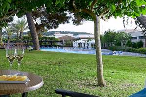 Terrasse mit Ausblick auf den Pool im Aldemar Olympian Village