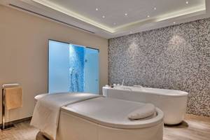 Behandlungsraum im Miraggio Thermal Spa Resort mit Badewanne und Liege.