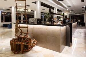 Rezeption Bereich im Baia Azul Hotel mit einer Bar, einer Leiter und einem Fischboot Dekor.