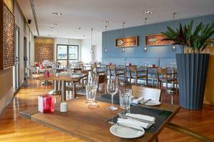Suite Hotel Eden Mar Innenbereich des Restaurants mit blauen Wänden und Holzmöbeln.