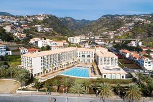 Luftaufnahme des Vila Galé Santa Cruz Hotels mit Pool und Palmen