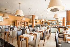 Restaurant im Vila Galé Santa Cruz Hotel mit gedeckten Tischen und Stühlen.