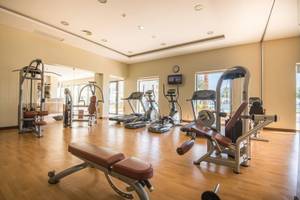 Fitnesscenter im Hotel Vila Galé Santa Cruz mit verschiedenen Trainingsgeräten und großen Fenstern.
