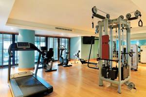 Fitnesscenter im Pestana Promenade Hotel mit Laufband und Kraftgeräten.