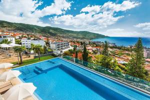 Aussicht auf den Pool und das Meer vom Madeira Panorâmico Hotel.