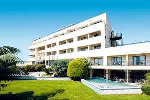 Außenansicht des Madeira Panorâmico Hotels mit Swimmingpool und Gartenanlage.