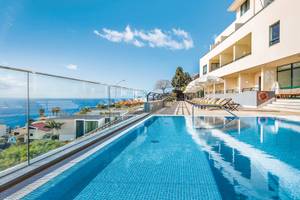Ein Hotel mit Swimmingpool und Meerblick, Madeira Panorâmico Hotel.