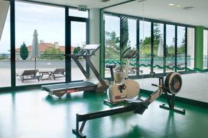Fitnessstudio im Madeira Panorâmico Hotel mit Geräten und großen Fenstern