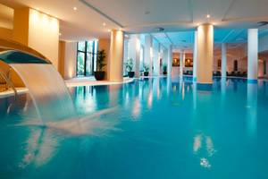 Innenpool des Porto Mare - PortoBay Hotels mit Wasserfall und blauem Wasser