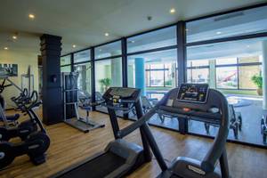 Fitnesscenter im Calheta Beach Hotel mit Laufbändern und anderen Trainingsgeräten.