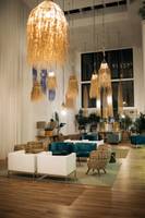 Lobby des Views Oasis Hotels mit Sofas, Sesseln und hängenden Lampen.
