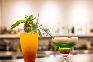 Zwei Cocktails auf der Bar des The Views Oasis Hotel.
