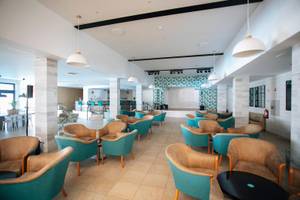 Innenbereich des The Views Oasis Hotel mit Lounge-Sesseln und Tischen, modernes Design