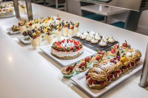 Desserts-Buffet im The Views Oasis Hotel mit verschiedenen Kuchen, Eis und Früchten.