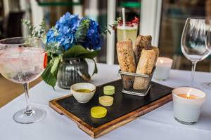Tisch mit Getraenke, Brot, Blumen und Kerzen bei The Views Oasis Hotel
