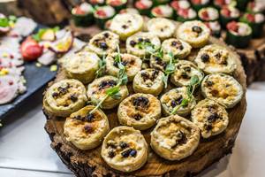 Ein Buffet im Views Oasis Hotel mit gefüllten Artischocken auf einem Holzteller.