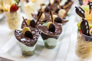 Dessertsplatter im The Views Oasis Hotel mit Schokoladen- und Obsttoppings.