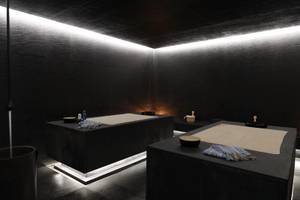 Innenansicht des Badezimmers im Views Oasis Hotel mit zwei Badewannen und Beleuchtung