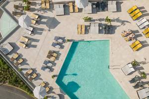 Oberirdischer Blick auf den Pool und die Liegebereiche im The Views Baia Hotel.