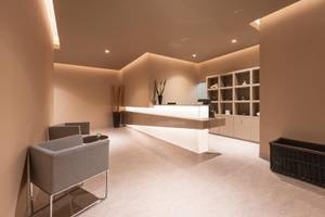 Empfangsbereich des The Views Baia Hotels mit modernem Design und hellen Farben.