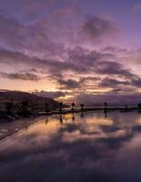 Sonnenuntergang bei The Views Baia mit reflektierten Lichtern im Pool